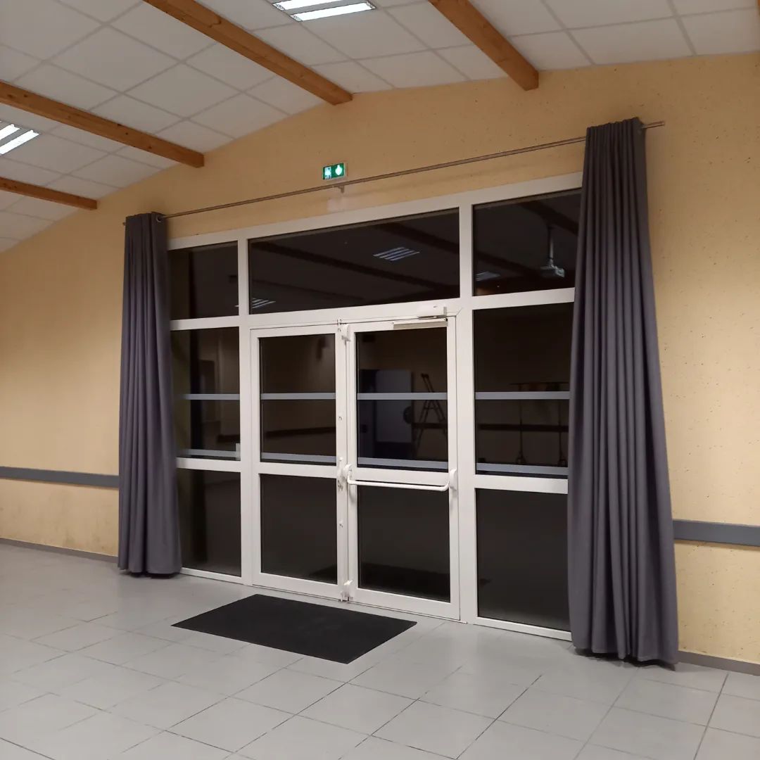 Service pour collectivités avec tissus non feu M1